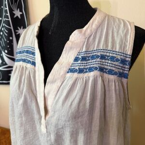Banana Republic M Women's White Sleeveless V-Neck Shirt Top Blue Embroidered